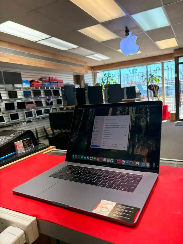 Apple MacBook Pro 15'' 16GB/256GB CORE I7 - Photo 2