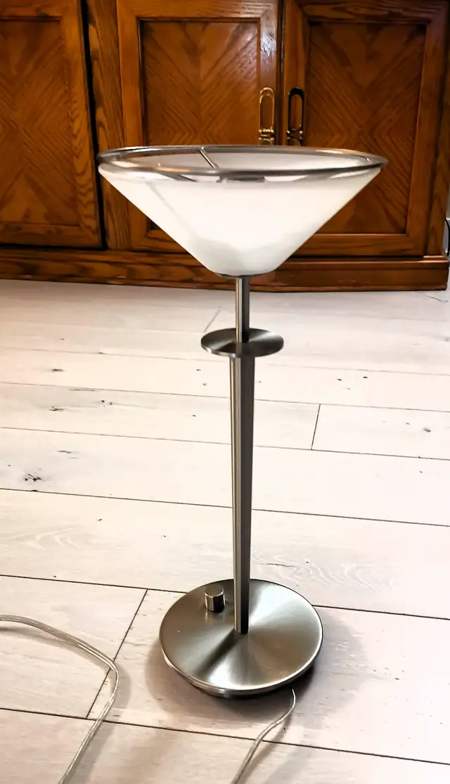 Modern Style Metal Table Lamp