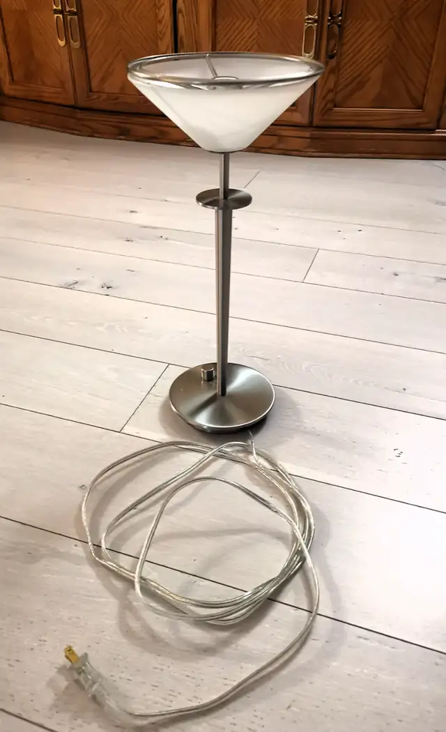 Modern Style Metal Table Lamp - Photo 2