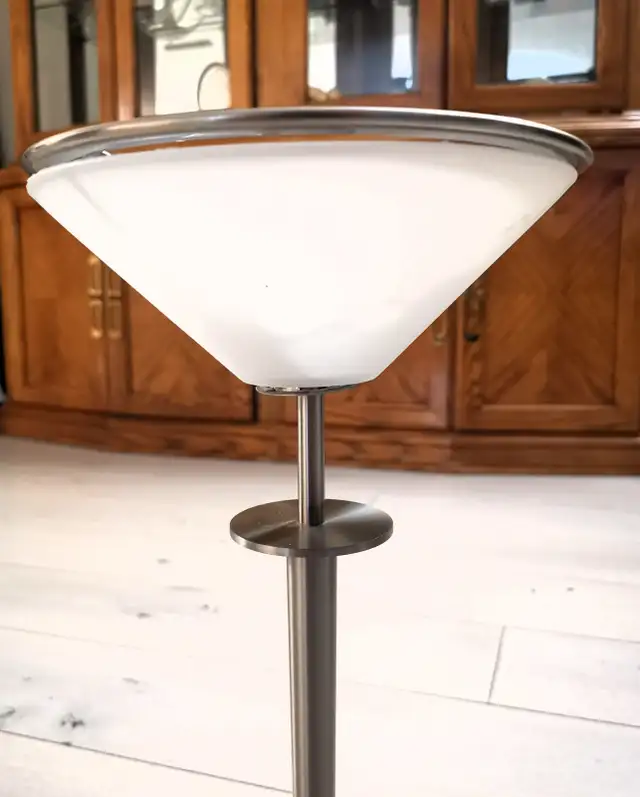 Modern Style Metal Table Lamp - Photo 3