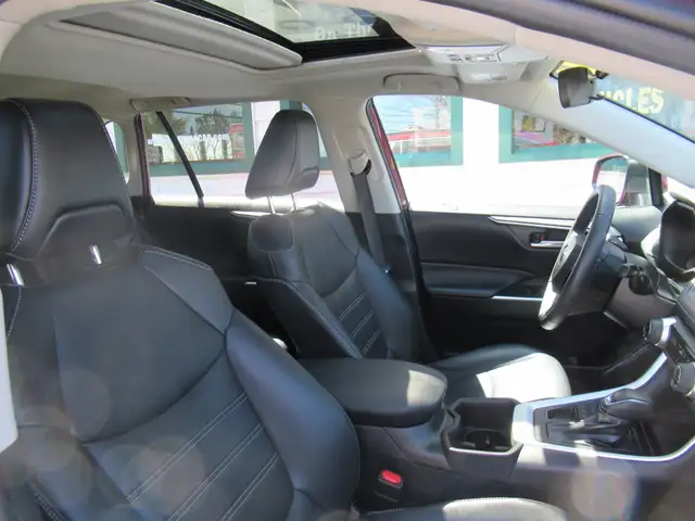 2023 Toyota RAV4 XLE w/ Upgrade Package | 19's | Leather | Memor - Photo 8