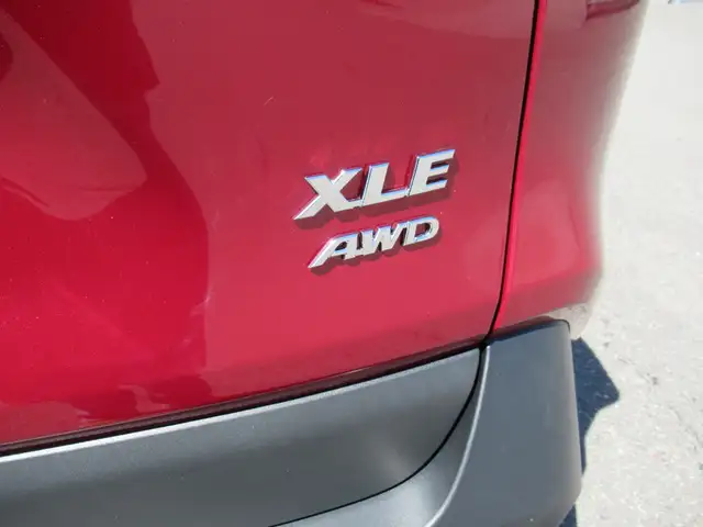 2023 Toyota RAV4 XLE w/ Upgrade Package | 19's | Leather | Memor - Photo 12