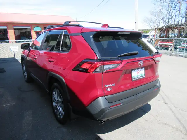 2023 Toyota RAV4 XLE w/ Upgrade Package | 19's | Leather | Memor - Photo 15