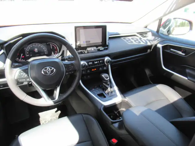 2023 Toyota RAV4 XLE w/ Upgrade Package | 19's | Leather | Memor - Photo 17