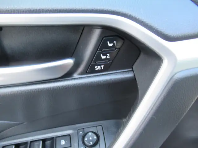 2023 Toyota RAV4 XLE w/ Upgrade Package | 19's | Leather | Memor - Photo 21