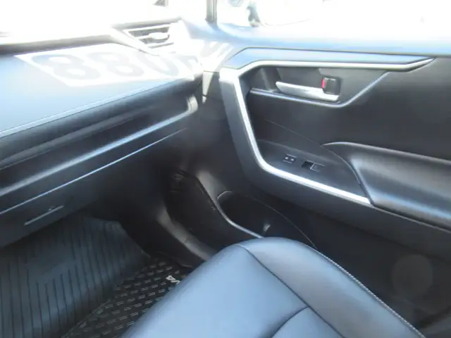 2023 Toyota RAV4 XLE w/ Upgrade Package | 19's | Leather | Memor - Photo 31