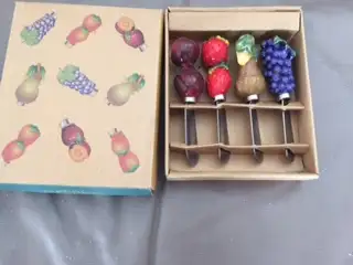 4COUTEAUX NEUFS  ÀFROMAGE CUISINE DANS SON BEAU SAC CADEAU$10.00