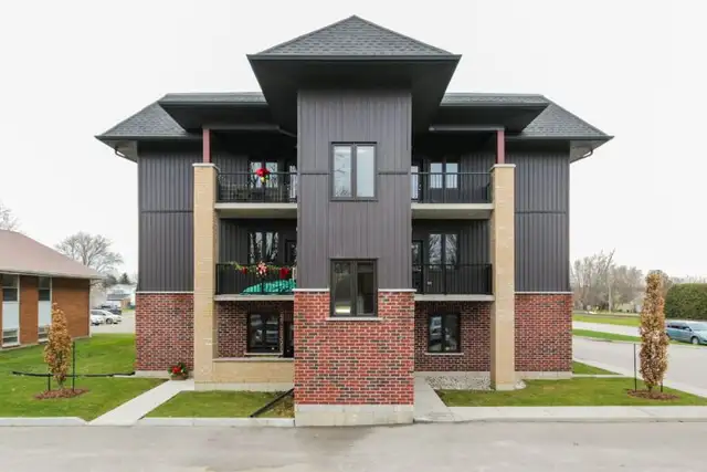 Luxury 1 Bedroom   Den Apartment in Exeter - 6 Appliances - Photo 2