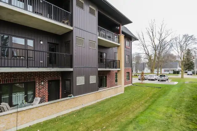 Luxury 1 Bedroom   Den Apartment in Exeter - 6 Appliances - Photo 3