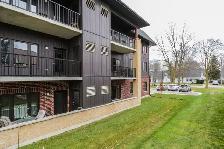 Luxury 1 Bedroom   Den Apartment in Exeter - 6 Appliances - Photo 3