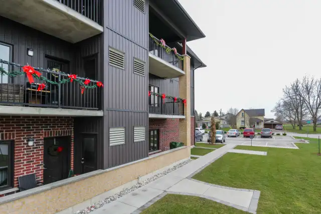 Luxury 1 Bedroom   Den Apartment in Exeter - 6 Appliances - Photo 4