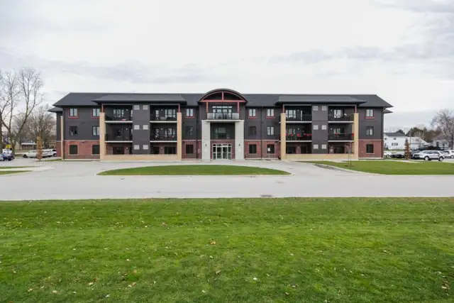 Luxury 1 Bedroom   Den Apartment in Exeter - 6 Appliances - Photo 5