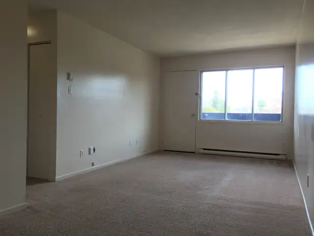 JULY 1st 2 BEDROOM - $1799 - Photo 3