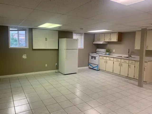 lower unit with separate entrance for rent - Photo 2