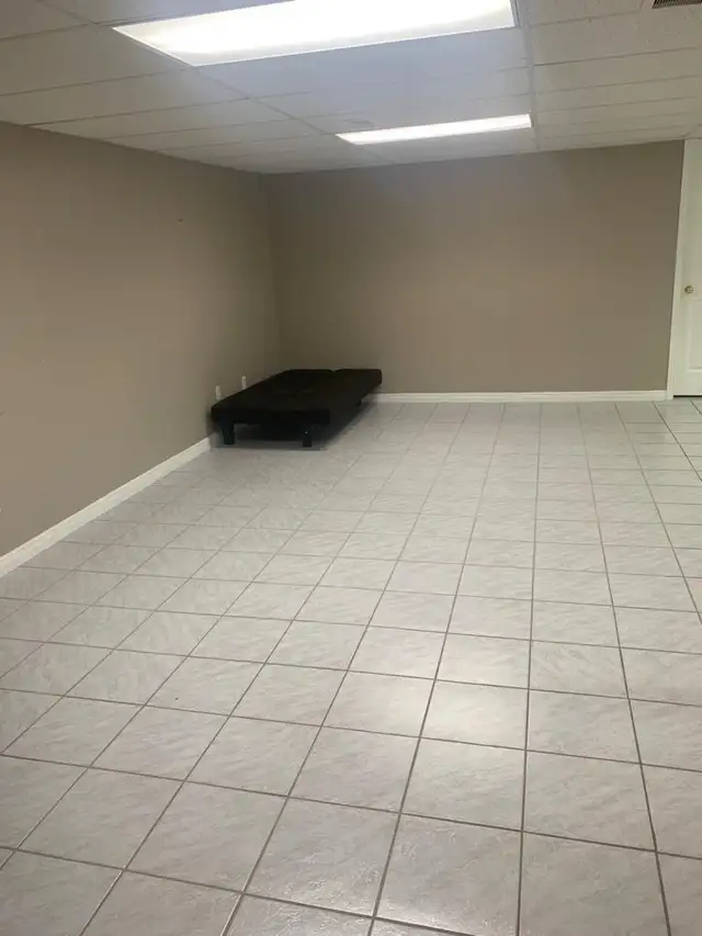 lower unit with separate entrance for rent - Photo 3