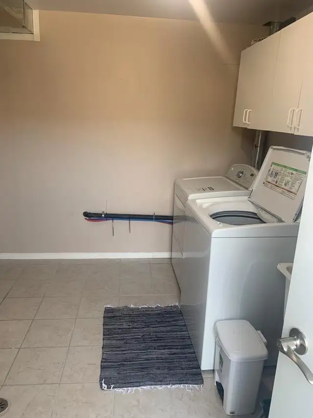 lower unit with separate entrance for rent - Photo 4