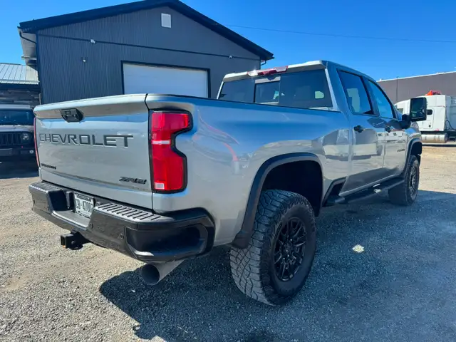 2025 Chevrolet Silverado ZR2 - Photo 3