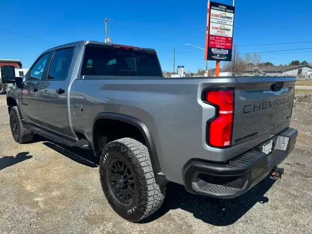 2025 Chevrolet Silverado ZR2 - Photo 4