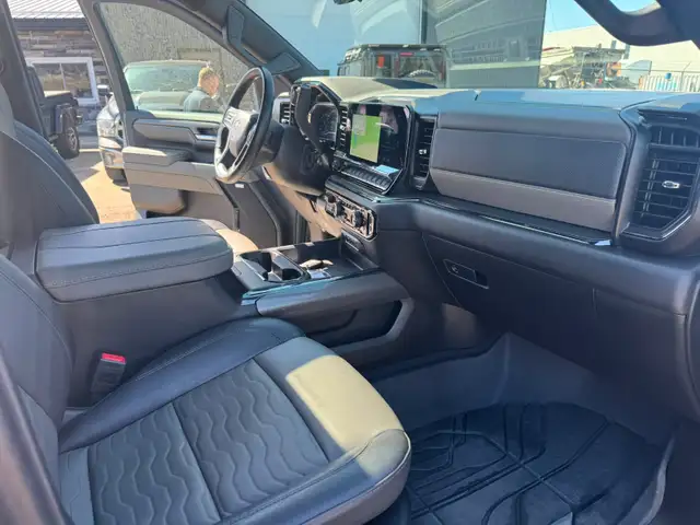 2025 Chevrolet Silverado ZR2 - Photo 9