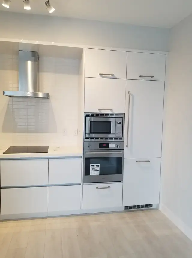 Yonge/Eglinton - Unfurnished 1-bedroom condo apartment for rent - Photo 3