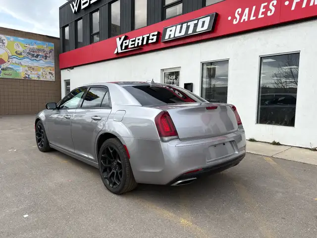 2018 Chrysler 300 300S RWD - Photo 7