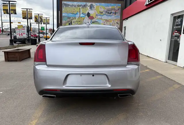 2018 Chrysler 300 300S RWD - Photo 8