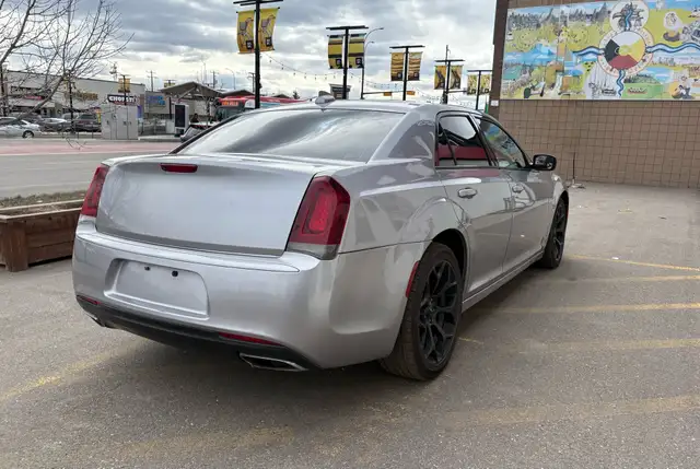 2018 Chrysler 300 300S RWD - Photo 9