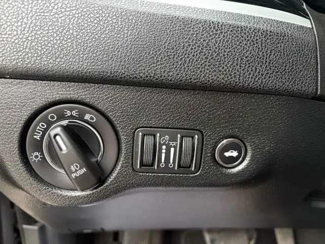 2018 Chrysler 300 300S RWD - Photo 19