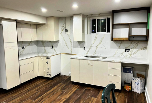 White Kitchen Quartz Countertop - With Big Golden Veins