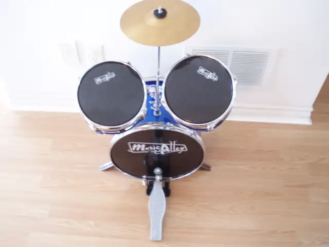 CHILD'S  DRUM SET  -  FOR  AGES  3 - 8 - Photo 2