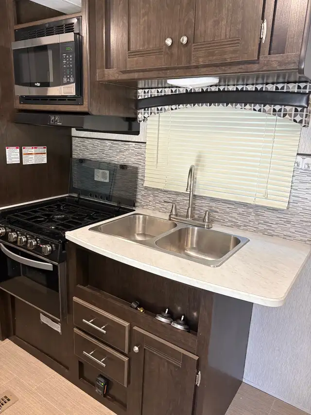 2020 Prowler travel trailer - Photo 7