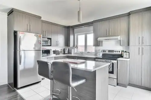 Superbe 4 1/2   Bureau , LÉVIS, (St-David) 3ème étage.