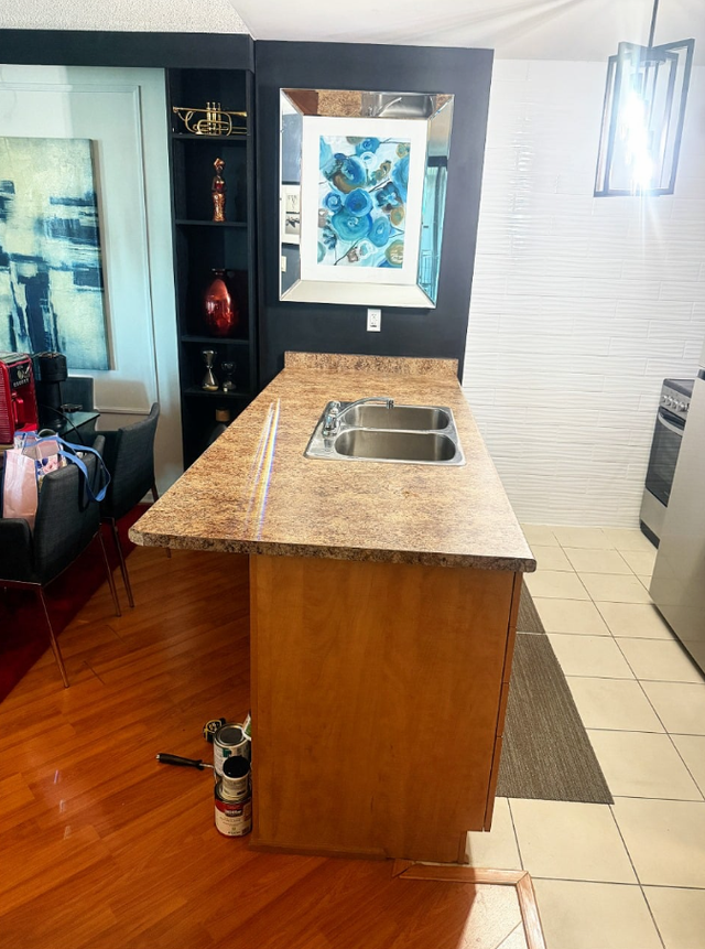 Orange Granite Marble Countertop With Black little Shades