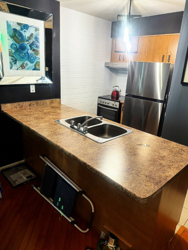 Orange Granite Marble Countertop With Black little Shades - Photo 2