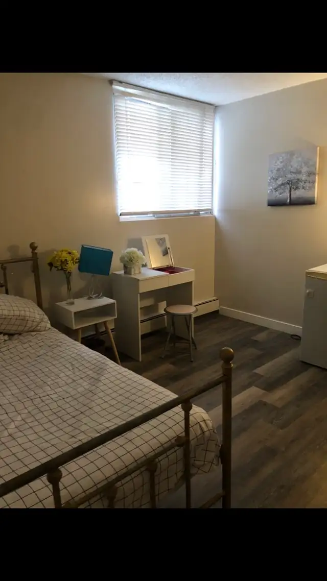 room available downtown $650 May 3 ..403-399-8956 - Photo 4