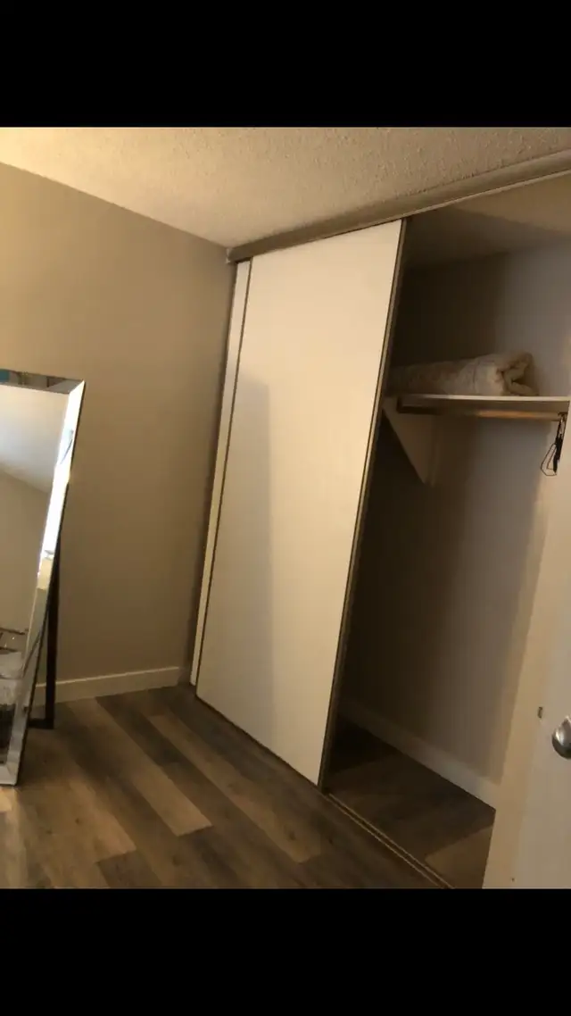 room available downtown $650 May 3 ..403-399-8956 - Photo 5