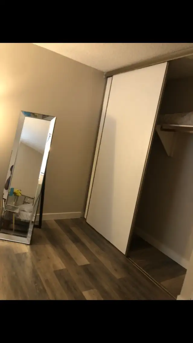 room available downtown $650 May 3 ..403-399-8956 - Photo 6