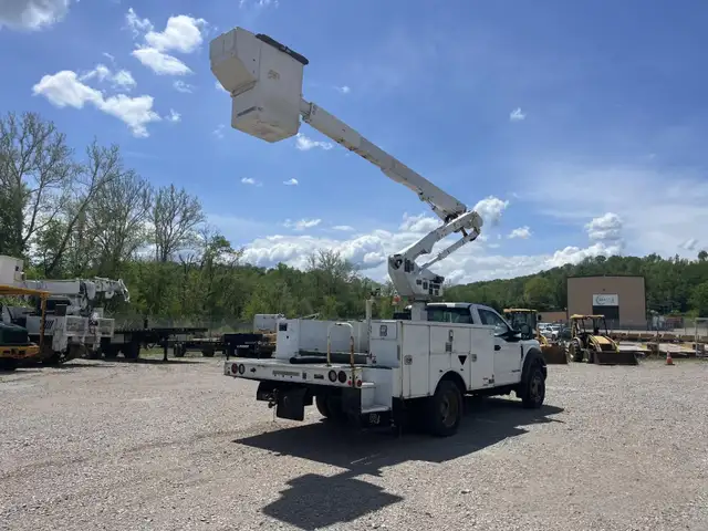 2017 Ford F550 Altec AT40G Bucket Truck - Photo 4
