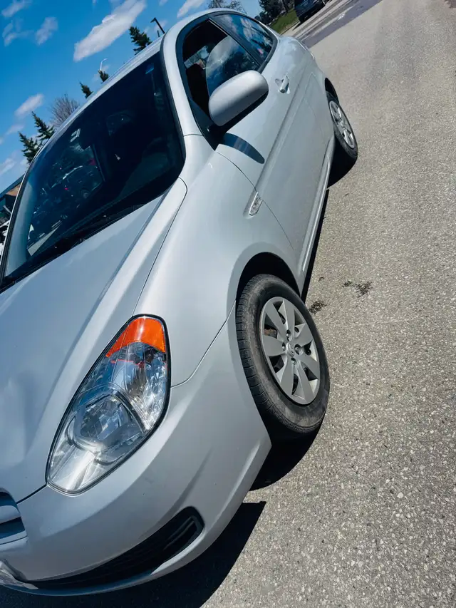 2011 Hyundai Accent Sport Manual ( LOW KM ) - Photo 4