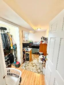 Room For Rent (On The Hill Uptown) Dog & Cat Friendly - May 1st