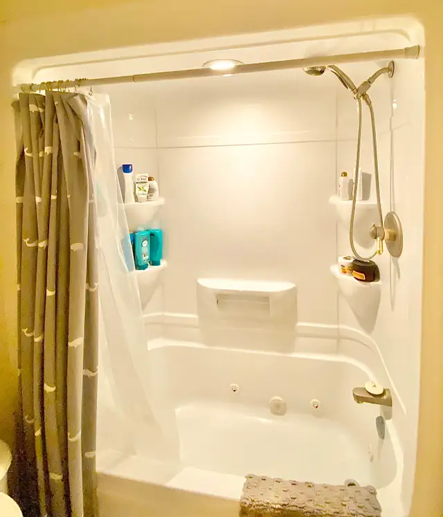 Room For Rent (On The Hill Uptown) Dog & Cat Friendly - May 1st - Photo 4