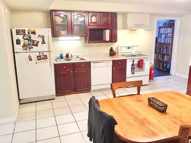 Room For Rent (On The Hill Uptown) Dog & Cat Friendly - May 1st - Photo 7