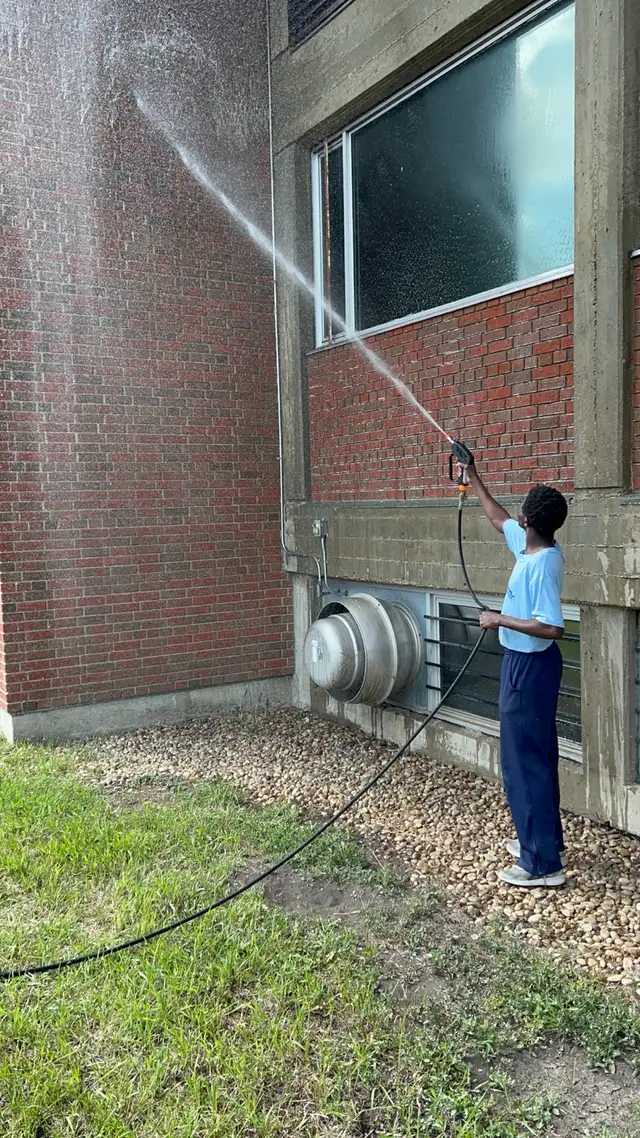 Help wanted $25/hr. Window building wash (Seton area) Wedn - Photo 3