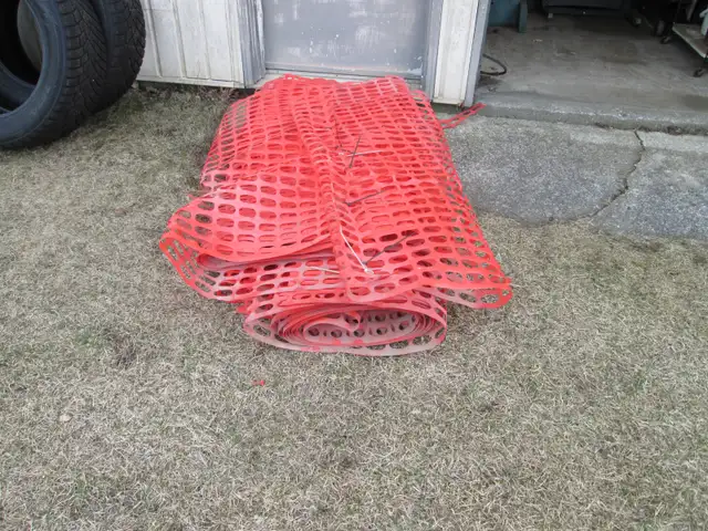 PLASTIC FENCE & T POSTS