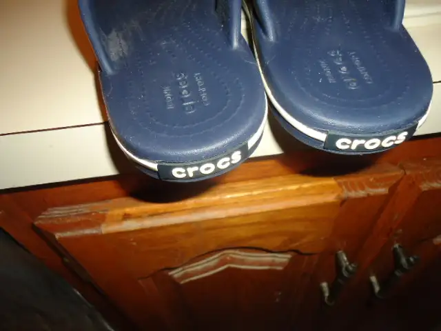 CROCS FLIP FLOP FOR WOMEN SIZE 7 - Photo 2