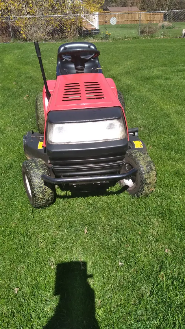 MTD  LAWN TRACTOR - Photo 2