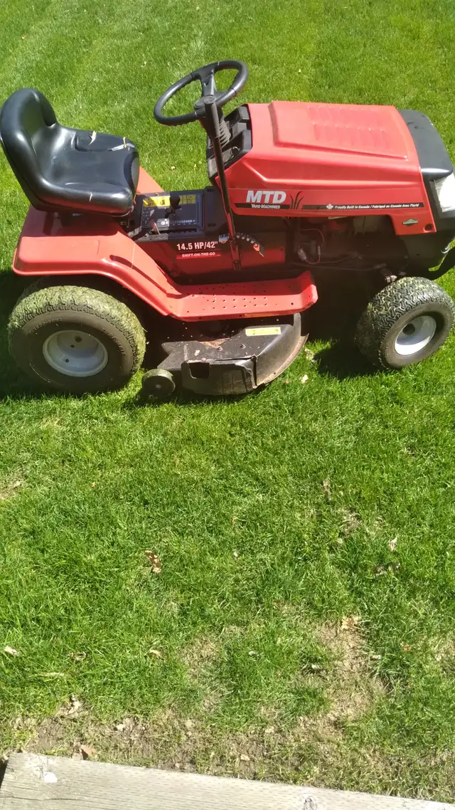MTD  LAWN TRACTOR - Photo 3