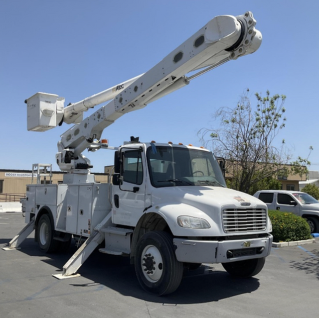 2018 Freightliner M2-106 Altec AM55 Bucket Truck - Photo 2