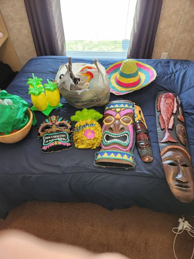 Tiki-theme party supplies - Photo 2