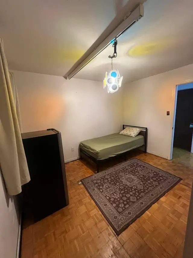 FREE ROOM FOR RENT WITH CHANCE TO MAKE $1000 A WEEK! - Photo 2